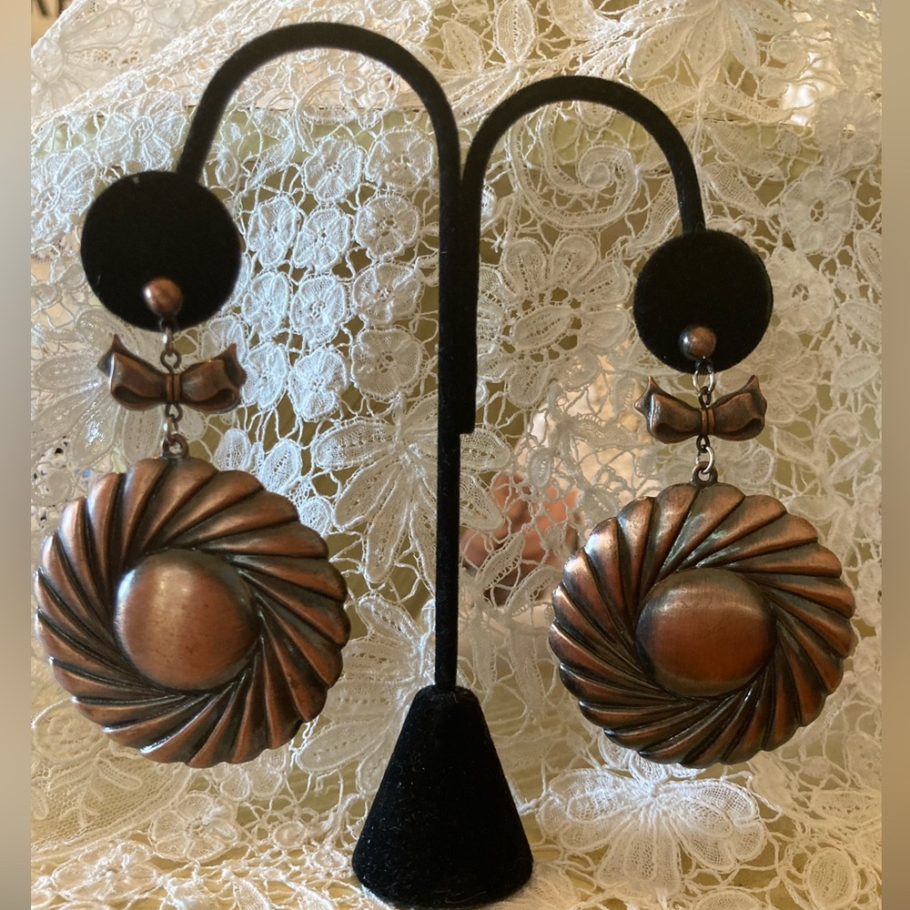 Vintage ‘80’s Copper colored Dangle Earrings Bow & Flower Posts. Lightweight